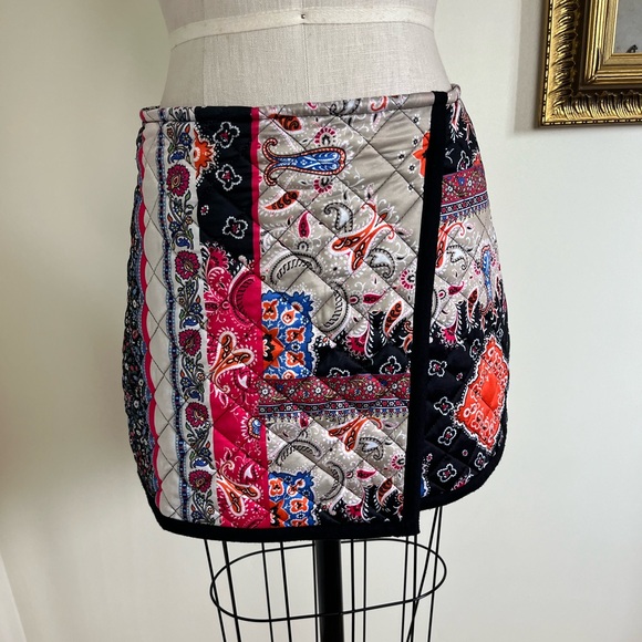 Zara| Vibrant quilted mini skirt featuring a paisley patchwork design. - Picture 2 of 11
